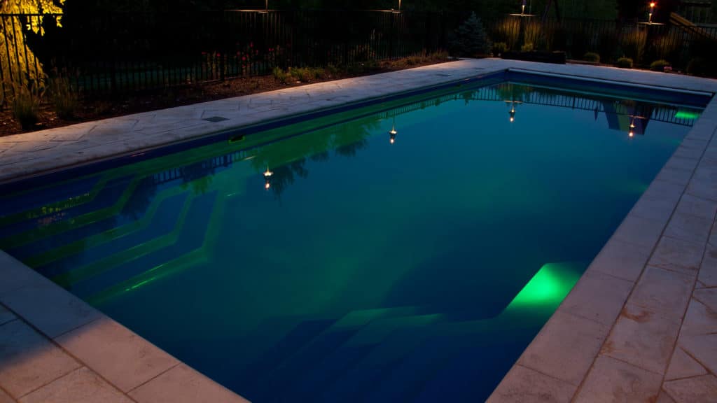 piscina de fibra con luces
