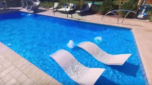 piscina prefabricada sillas dentro del agua fibra
